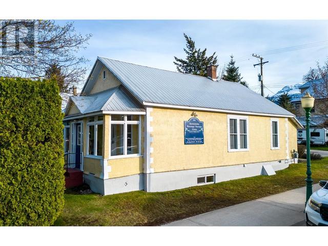 301 First Street E, House detached with 2 bedrooms, 1 bathrooms and 2 parking in Revelstoke BC | Image 2