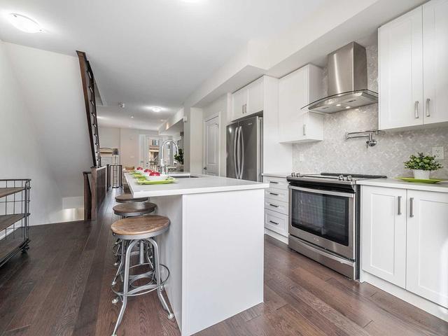 11 Edward Horton Cres, Townhouse with 3 bedrooms, 3 bathrooms and 2 parking in Toronto ON | Image 5