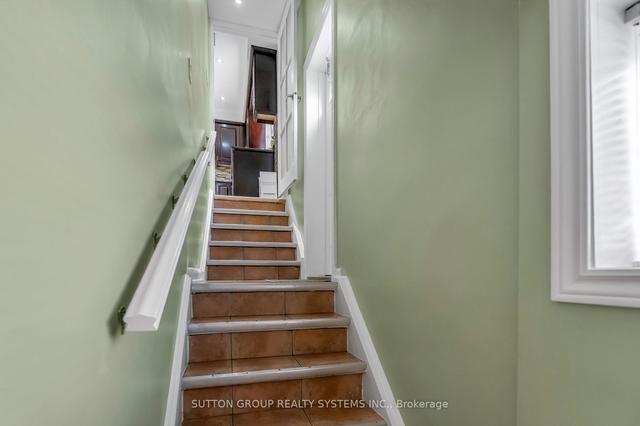 17 Arthur St, House semidetached with 3 bedrooms, 2 bathrooms and 3 parking in Toronto ON | Image 22