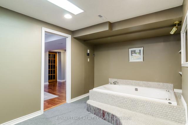 31 Norfolk Ave, House detached with 3 bedrooms, 4 bathrooms and 4 parking in Brampton ON | Image 21
