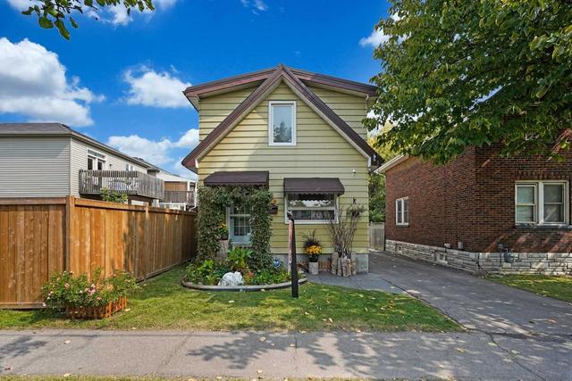 61 Grenfell St, House detached with 2 bedrooms, 1 bathrooms and 5 parking in Oshawa ON | Image 1