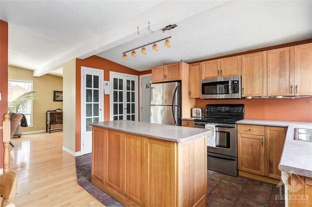 894 Amyot Avenue, House detached with 4 bedrooms, 2 bathrooms and 6 parking in Ottawa ON | Image 13