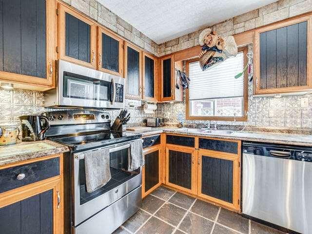 68 Birchfield Dr, House detached with 3 bedrooms, 2 bathrooms and 5 parking in Clarington ON | Image 8