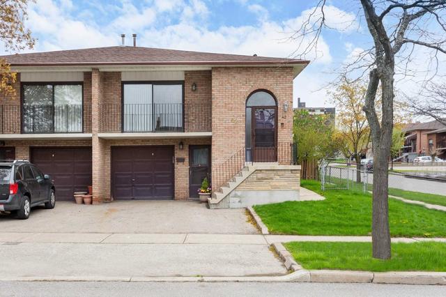42 Flagstick Crt, House semidetached with 3 bedrooms, 2 bathrooms and 3 parking in Toronto ON | Image 1