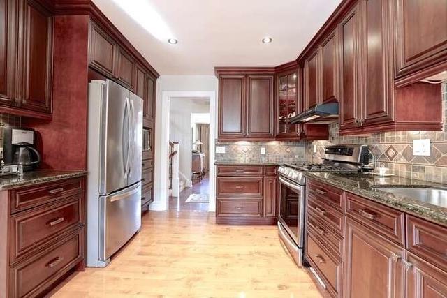 2254 Malden Crt, House detached with 4 bedrooms, 2 bathrooms and 4 parking in Mississauga ON | Image 2