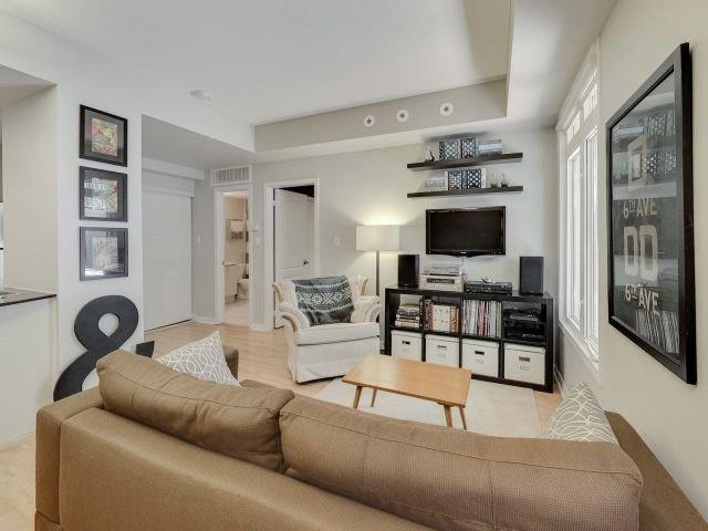 th30 - 78 Carr St, Townhouse with 2 bedrooms, 2 bathrooms and 1 parking in Toronto ON | Image 2