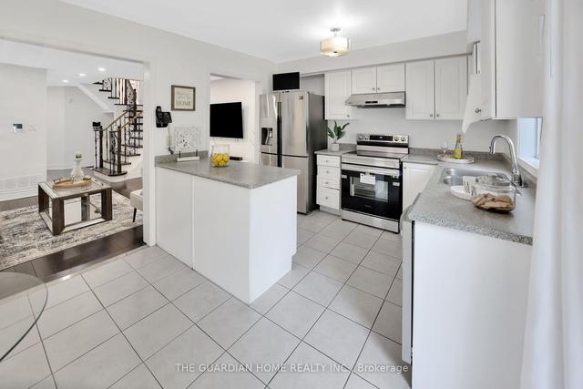 71b Montezuma Tr, House attached with 3 bedrooms, 4 bathrooms and 2 parking in Toronto ON | Image 2