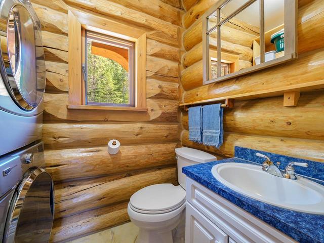 2604 Big Bend Highway, House detached with 3 bedrooms, 3 bathrooms and null parking in Columbia Shuswap A BC | Image 13