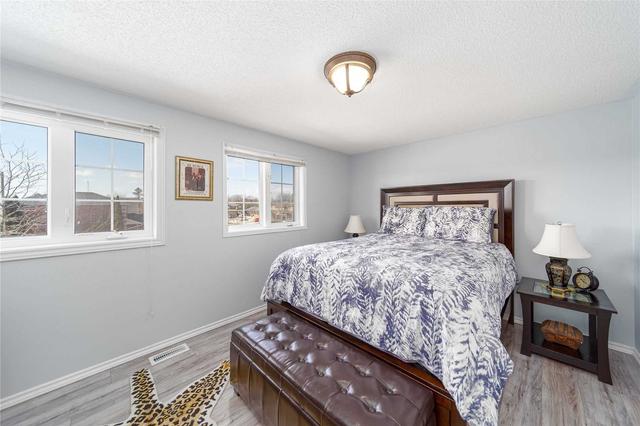 5 Majesty Blvd, House attached with 3 bedrooms, 2 bathrooms and 4 parking in Barrie ON | Image 2