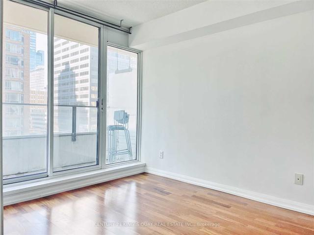 820 - 111 Elizabeth St, Condo with 1 bedrooms, 1 bathrooms and 0 parking in Toronto ON | Image 8