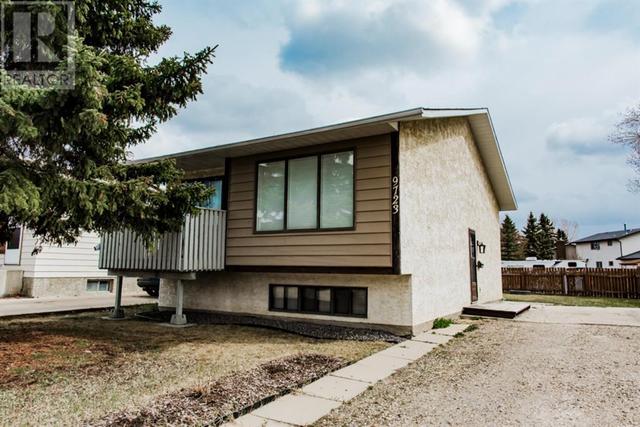 9723 71 Avenue, House detached with 3 bedrooms, 2 bathrooms and 3 parking in Grande Prairie AB | Card Image