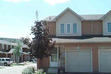 811 Wilson Rd N, Townhouse with 3 bedrooms, 3 bathrooms and 1 parking in Oshawa ON | Image 1