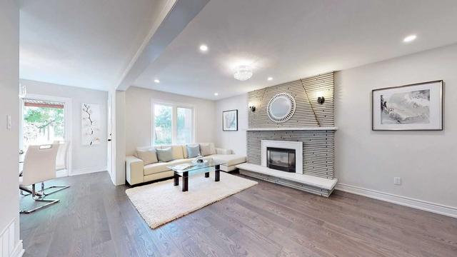 15 Robert St, House detached with 4 bedrooms, 4 bathrooms and 4 parking in Markham ON | Image 2