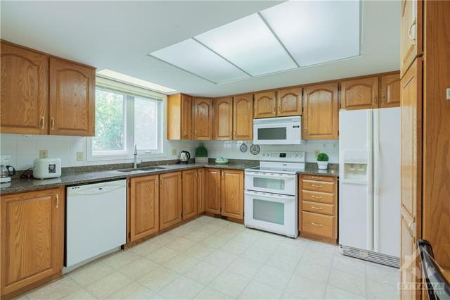 223 Twyford Street, House detached with 4 bedrooms, 3 bathrooms and 6 parking in Ottawa ON | Image 7