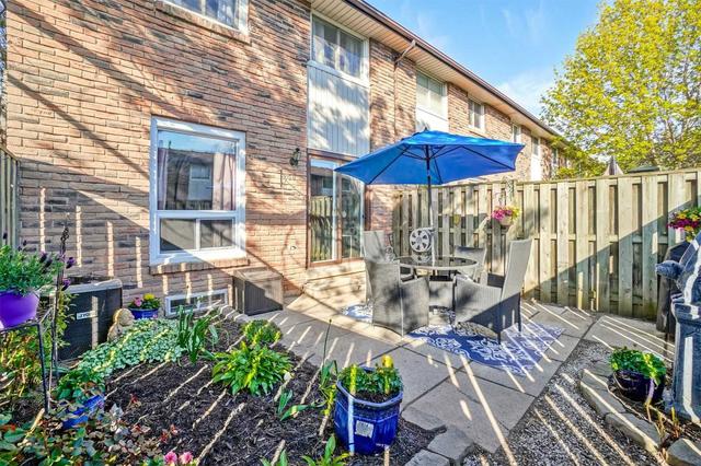 680 Regency Crt, Townhouse with 3 bedrooms, 2 bathrooms and 2 parking in Burlington ON | Image 31