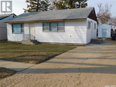 509 2nd Avenue E, House detached with 3 bedrooms, 1 bathrooms and null parking in Assiniboia SK | Card Image