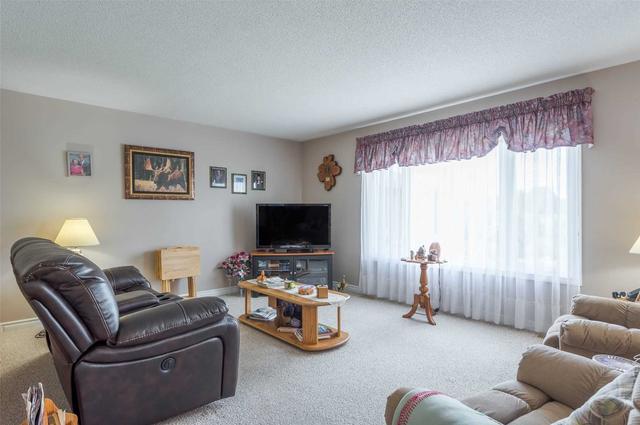 45 Logie St, House detached with 1 bedrooms, 3 bathrooms and 4 parking in Kawartha Lakes ON | Image 2