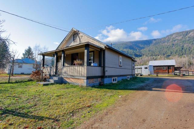 2363 Highway 3a, House detached with 7 bedrooms, 1 bathrooms and 2 parking in Central Kootenay I BC | Image 16