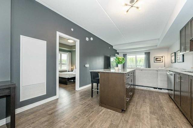 308 - 35 Kingsbury Sq, Condo with 2 bedrooms, 2 bathrooms and 1 parking in Guelph ON | Image 4