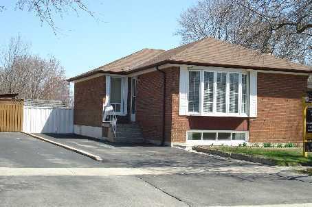 83 Araman Dr, House detached with 3 bedrooms, 2 bathrooms and 3 parking in Toronto ON | Image 1