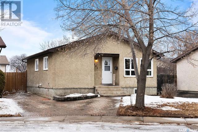 742 Vanier Drive N, House detached with 4 bedrooms, 2 bathrooms and null parking in Regina SK | Image 1