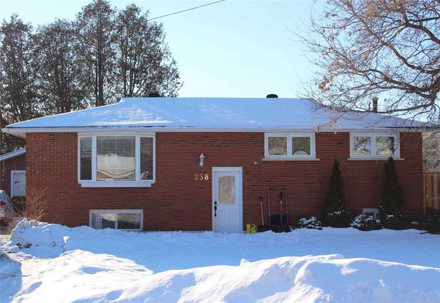 258 Castle Rd, House detached with 3 bedrooms, 2 bathrooms and 5 parking in Midland ON | Image 1