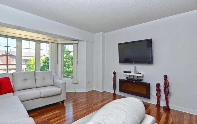 41 Sufi Cres, House attached with 3 bedrooms, 4 bathrooms and 3 parking in Toronto ON | Image 2