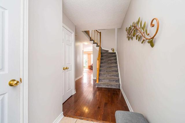 61 - 200 Cresthaven Rd, Townhouse with 3 bedrooms, 2 bathrooms and 2 parking in Brampton ON | Image 3