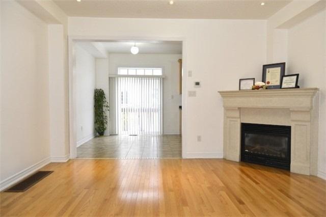 31 Sibella Way, House attached with 3 bedrooms, 2 bathrooms and 1 parking in Vaughan ON | Image 2
