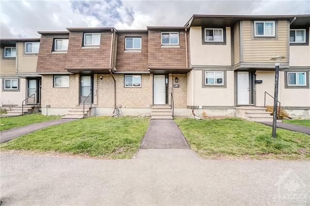 2663 Pimlico Crescent, Townhouse with 3 bedrooms, 2 bathrooms and 1 parking in Ottawa ON | Image 1