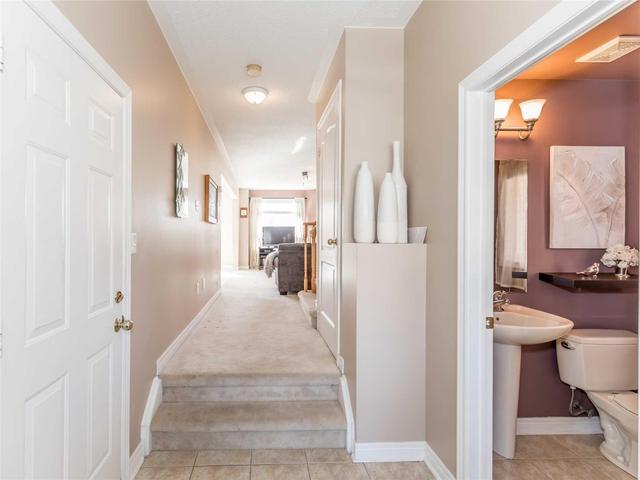 866 Oaktree Cres, House semidetached with 3 bedrooms, 4 bathrooms and 3 parking in Newmarket ON | Image 4