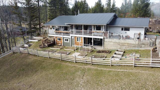 7925 Robbins Road, House detached with 5 bedrooms, 3 bathrooms and 13 parking in East Kootenay B BC | Image 1