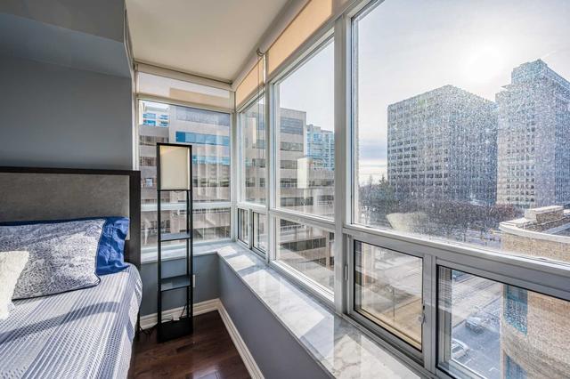807 - 60 St Clair Ave W, Condo with 2 bedrooms, 1 bathrooms and 0 parking in Toronto ON | Image 8