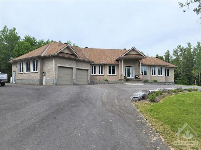 129 Country Carriage Way, House detached with 6 bedrooms, 5 bathrooms and 10 parking in Ottawa ON | Image 1