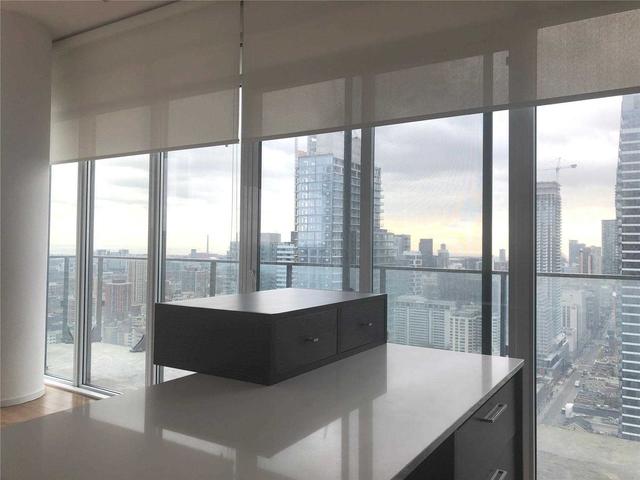 3402 - 75 St Nicholas St, Condo with 2 bedrooms, 2 bathrooms and 1 parking in Toronto ON | Image 3