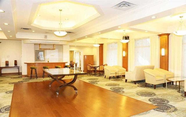 515 - 18 Concorde Pl, Condo with 2 bedrooms, 2 bathrooms and 1 parking in Toronto ON | Image 2
