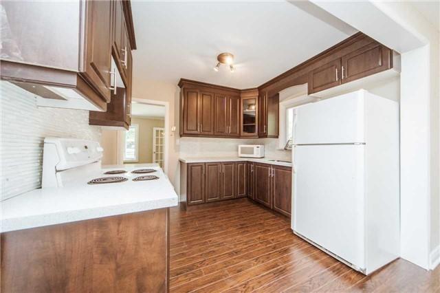 126 Bathgate Dr, House detached with 2 bedrooms, 2 bathrooms and 5 parking in Toronto ON | Image 5