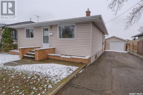 1045 Stadacona Street W, House detached with 3 bedrooms, 2 bathrooms and null parking in Moose Jaw SK | Card Image