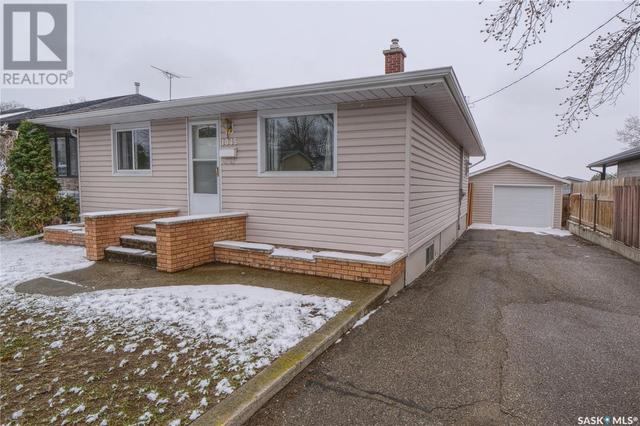 1045 Stadacona Street W, House detached with 3 bedrooms, 2 bathrooms and null parking in Moose Jaw SK | Image 1