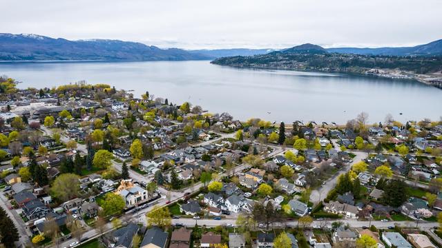 1972 Knox Crescent, House detached with 4 bedrooms, 2 bathrooms and 2 parking in Kelowna BC | Image 37