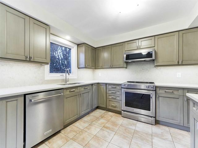 62 Valley Centre Dr, House detached with 5 bedrooms, 3 bathrooms and 6 parking in Toronto ON | Image 3