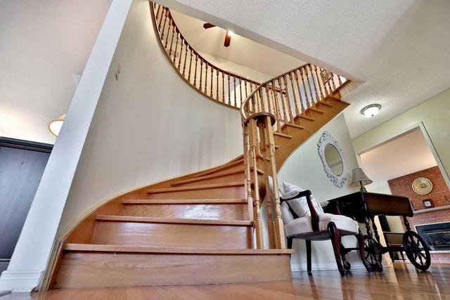 1490 Golden Meadow Tr, House detached with 4 bedrooms, 4 bathrooms and 2 parking in Oakville ON | Image 10