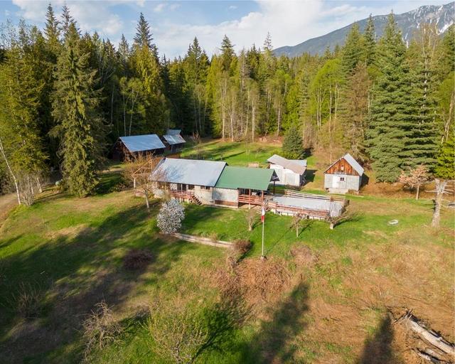 589 Sagacious Road, House detached with 2 bedrooms, 1 bathrooms and null parking in Columbia Shuswap B BC | Image 3