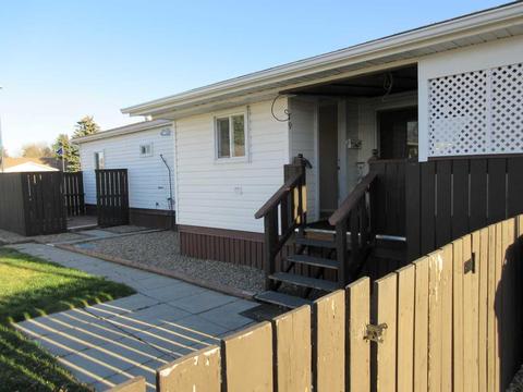 79 - 2248 Southview Drive, Home with 2 bedrooms, 1 bathrooms and 2 parking in Medicine Hat AB | Card Image