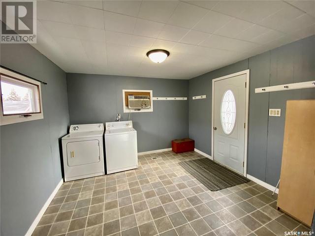 215 4th Street E, House detached with 1 bedrooms, 1 bathrooms and null parking in Carnduff SK | Image 12