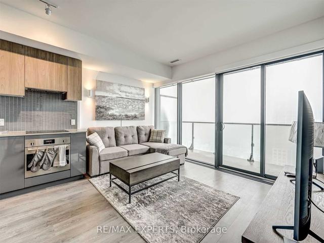 4001 - 161 Roehampton Ave, Condo with 1 bedrooms, 1 bathrooms and 1 parking in Toronto ON | Image 3