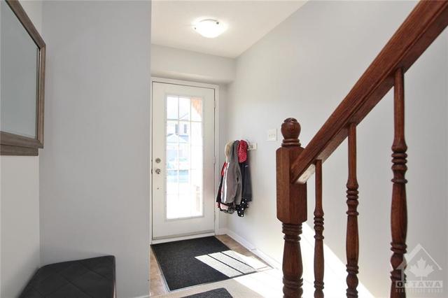376 Moffatt Pond Court, Townhouse with 3 bedrooms, 4 bathrooms and 3 parking in Ottawa ON | Image 2