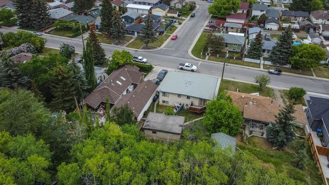 8303 33 Avenue Nw, House other with 6 bedrooms, 2 bathrooms and 2 parking in Calgary AB | Image 5