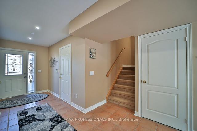 3319 Southwick St, House attached with 3 bedrooms, 3 bathrooms and 3 parking in Mississauga ON | Image 9
