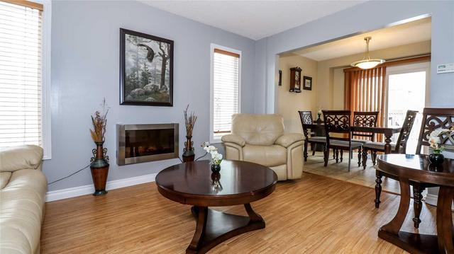 210 Kozlov St, House detached with 3 bedrooms, 2 bathrooms and 4 parking in Barrie ON | Image 5
